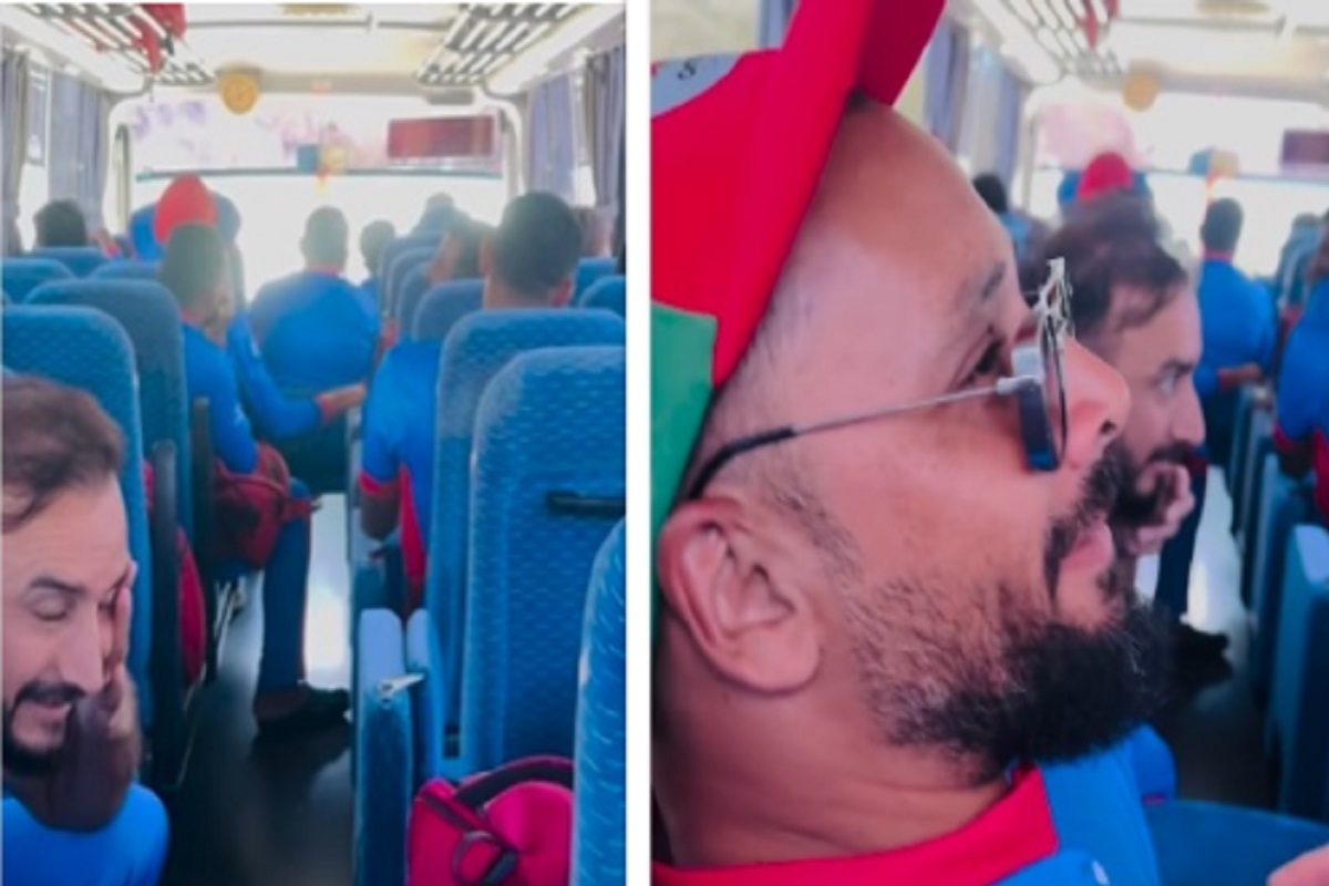 बस में गाने सुनकर इंज्वॉय करते दिखे ओमान के खिलाड़ी, एक दूसरे से पूछा मतलब