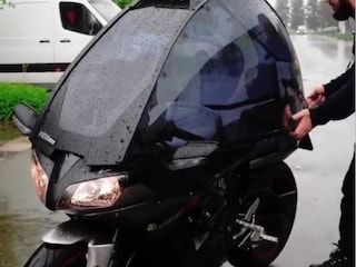 VIDEO: अब बारिश में बाइक चलाना होगा आसान, शख्स ने किया ऐसा जुगाड़, बिना भीगे चला लेंगे मोटरसाइकिल! - News18 हिंदी