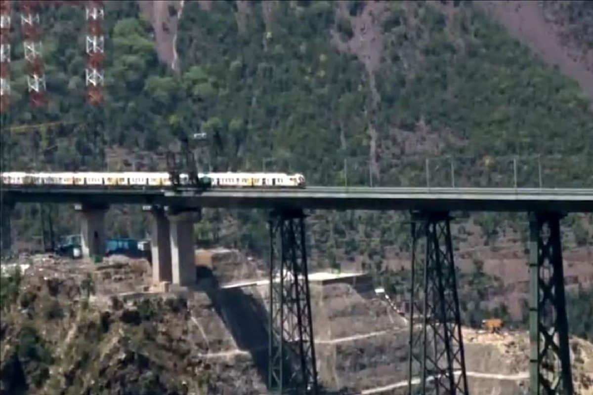 पहली बार दौड़ी विश्‍व के सबसे ऊंचे चिनाब ब्रिज से ट्रेन