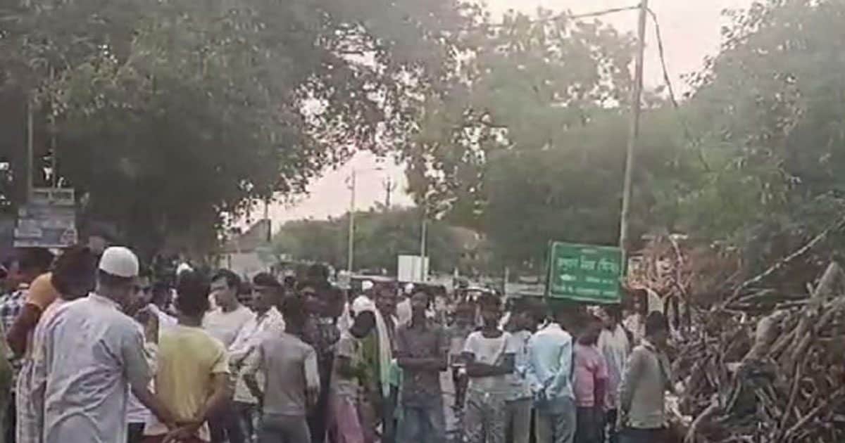 उत्तर प्रदेश के हरदोई में रेत से भरा ट्रक झोपड़ी पर पलट गया, जिससे आठ लोगों की मौत हो गई