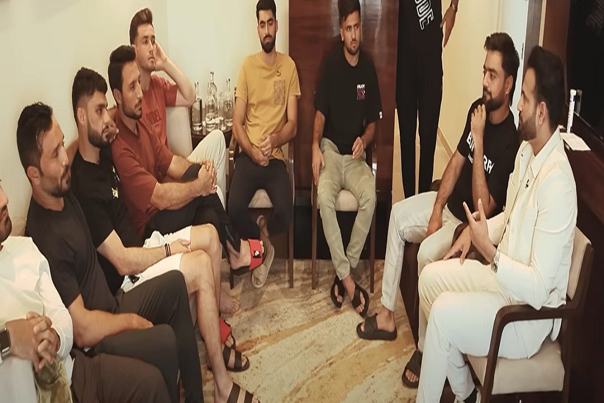 अफगानी प्लेयर्स के कमरे में पहुंचे इरफान, हुआ जोरदार स्वागत, खास गिफ्ट भी मिला