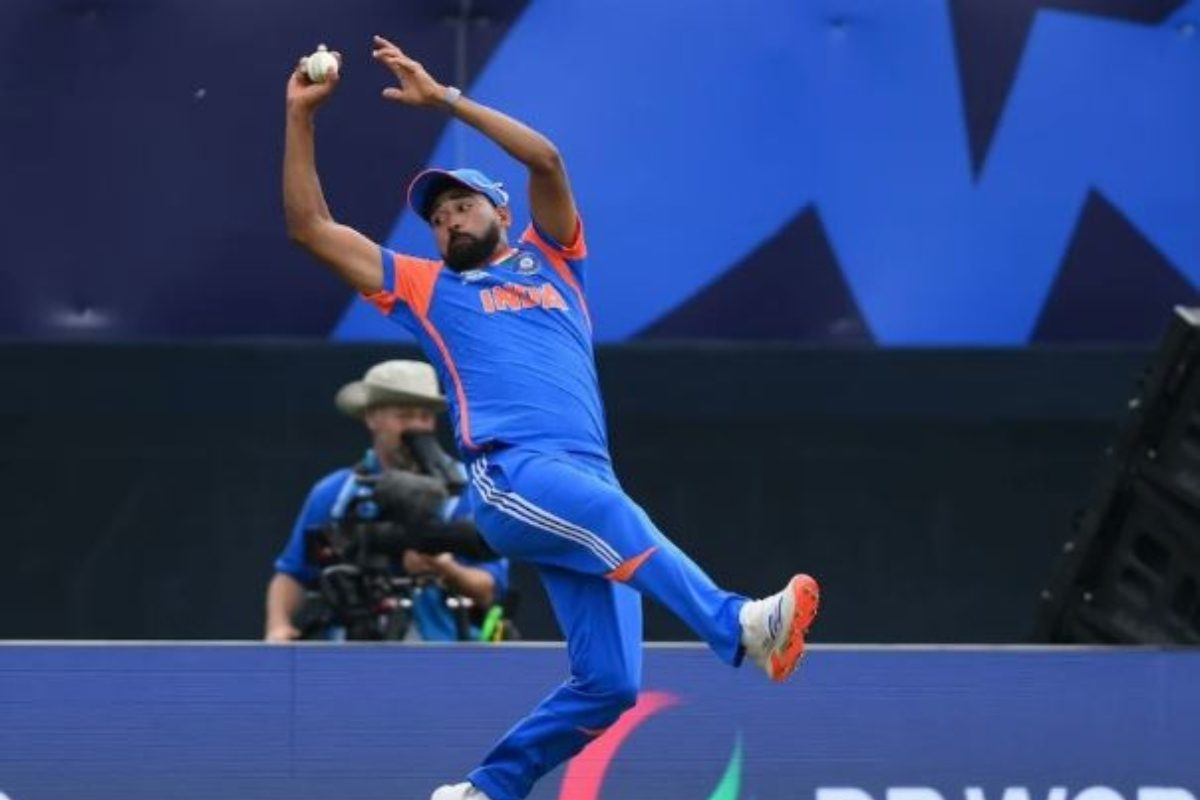 VIDEO: पक्षी है या इंसान... मोहम्मद सिराज ने हवा में उछलकर लपका अद्भुत कैच