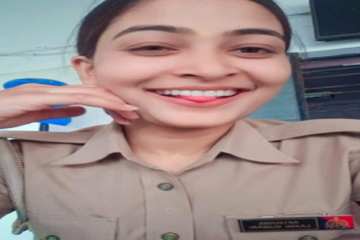 पुलिसकर्मी ने थाने में बनाया वीडियो बांटती दिखी नंबर जीभ निकाल किया इशारा