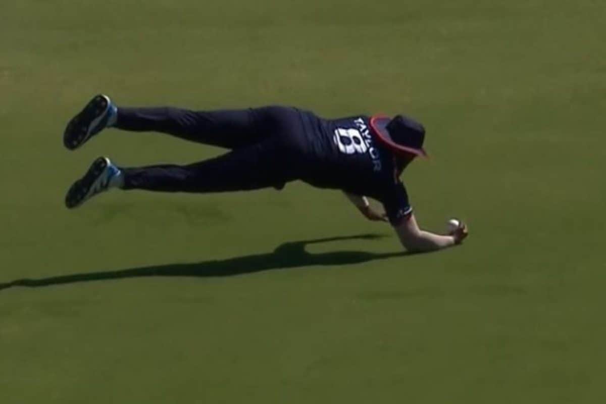 VIDEO: 'सुपरमैन' सी छलांग, एक हाथ से लपक लिया कैच, रिजवान हैरान