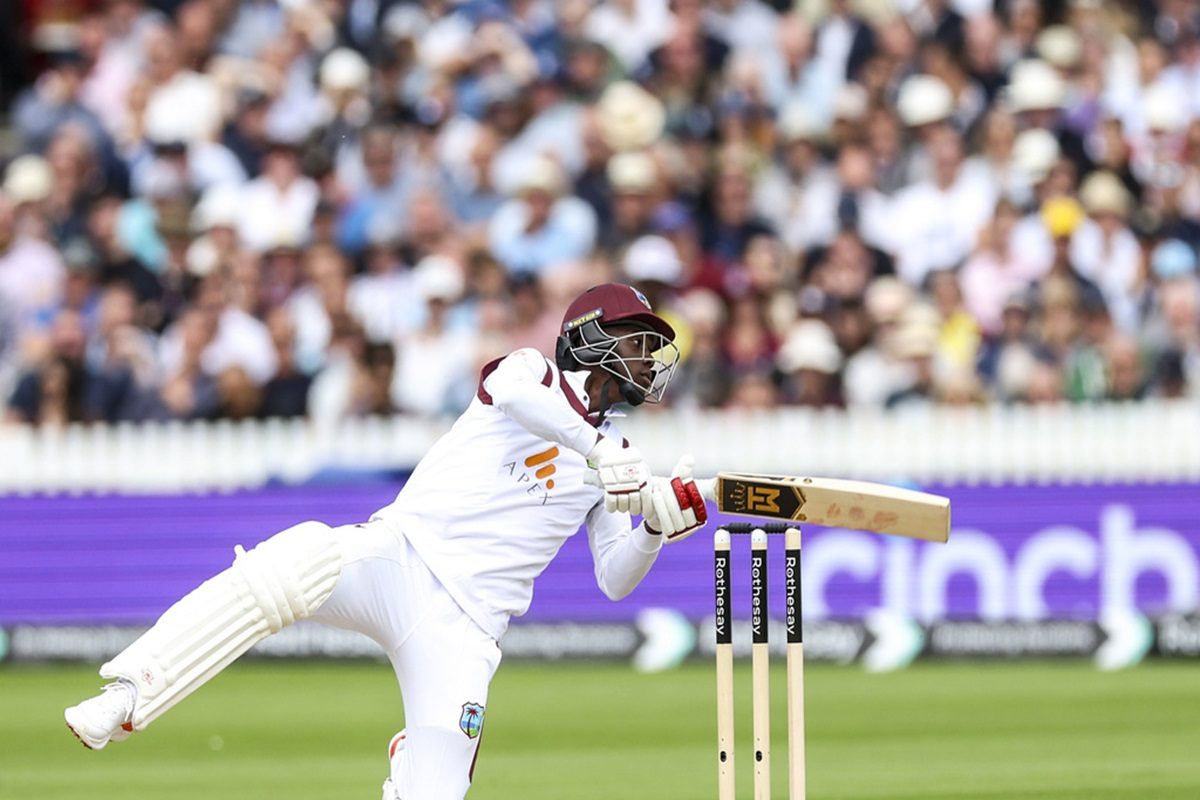 Video: वेस्टइंडीज बैटर ने मारा ऐसा छक्का, छत की टाइल्स टूट फैंस के सिर पर गिरी