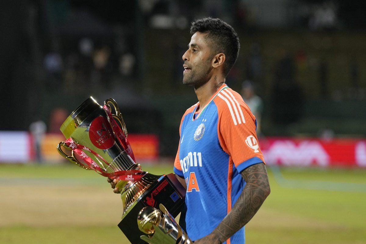 श्रीलंका का सूपड़ा साफ करने के बाद कप्तान सूर्यकुमार ने किसे थमाई ट्रॉफी?