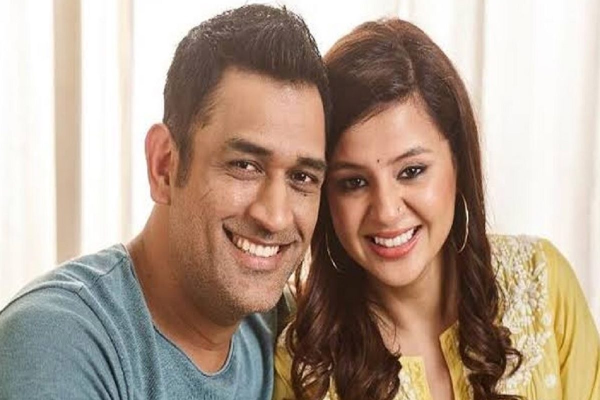 VIDEO: धोनी ने वाइफ साक्षी संग मनाई एनिवर्सरी, शादी के 14 साल हुए पूरे