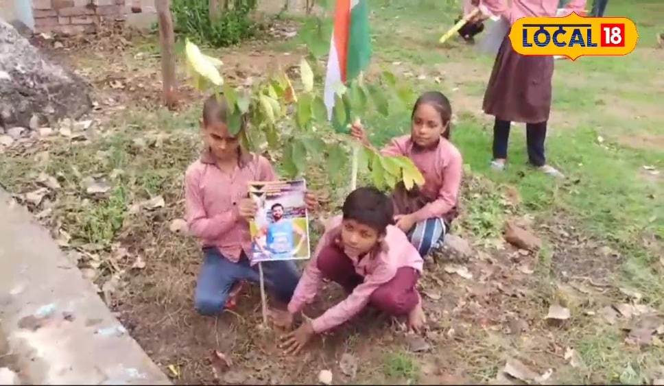 बच्चों ने रोहित शर्मा के नाम से लगाया अमरूद का पौधा टीम को दी जीत की बधाई