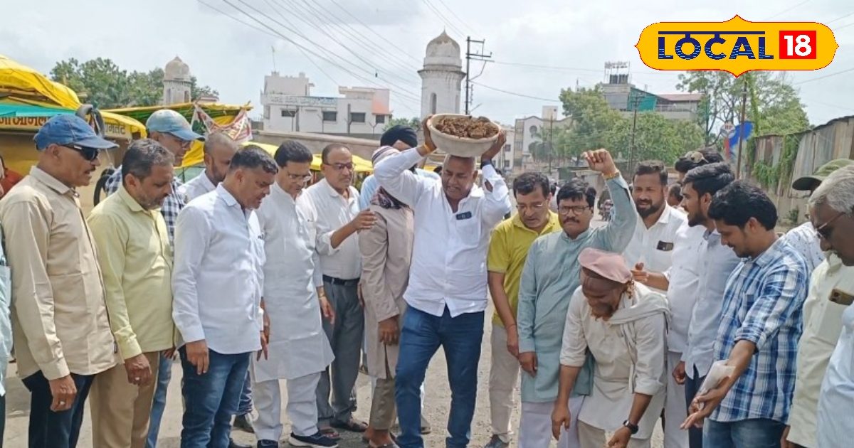 इस शहर के समाजसेवियों ने उठाया कागज भरने का बेड़ा,खुद के खर्च से सही की सड़क