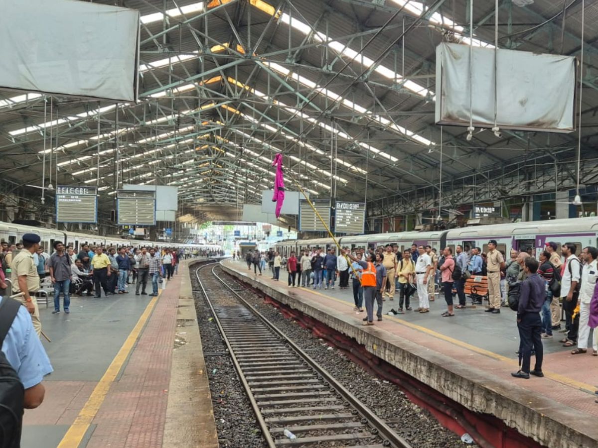 Mumbai local train, Indian Railways, Mumbai Railway Station, Mumbai local train Map, Mumbai local train News, Mumbai Churchgate railway station, Mumbai news, today weather Update News, Mumbai rain Today, Mumbai rain Forecast, mumbai weather today, मुंबई बारिश, मुंबई मौसम, मुंबई लोकल ट्रेन, मुंबई चर्चगेट रेलवे स्टेशन, मुंबई न्यूज, आज का मौसम, mumbai weather today and Raincoat, Mumbai rain, Mumbai weather, Maharashtra News, Maharashtra Weather Update, 