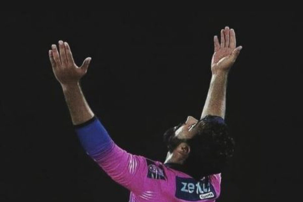 पाकिस्तान को जब जरूरत थी तब लूटा रहा था रन... अब बाबर का दोस्त ले रहा हैट्रिक