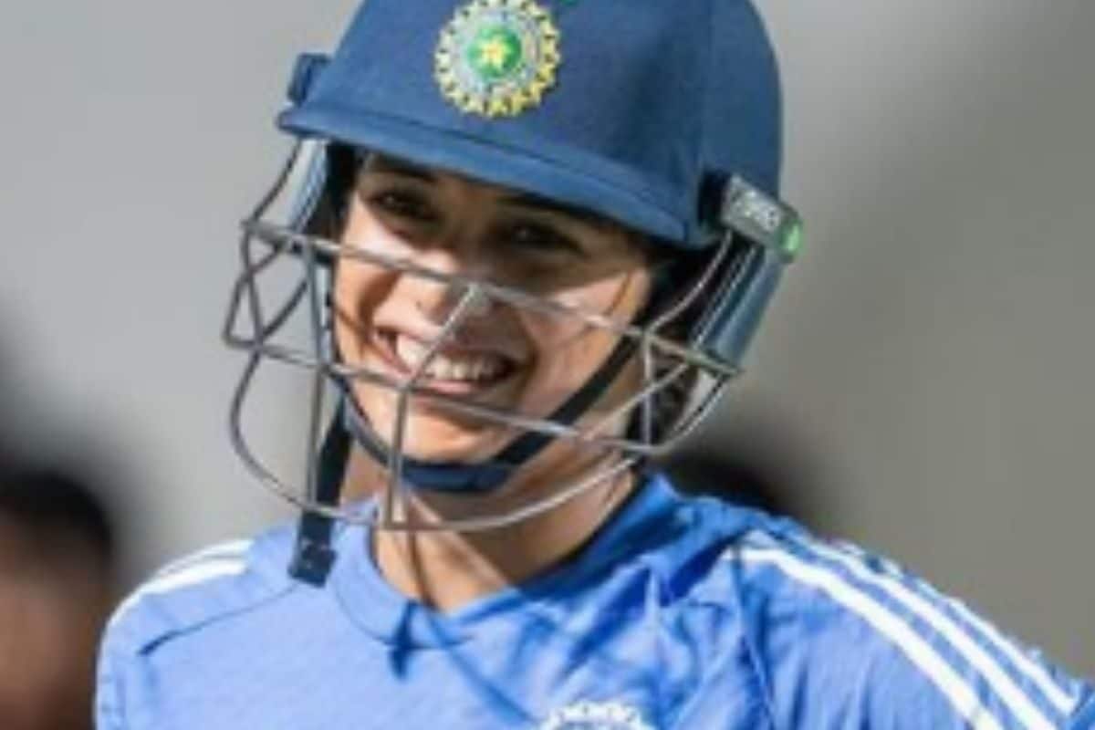 Video: श्रीलंका में स्पेशल फैन से मिली मंधाना, घुटने पर बैठ गिफ्ट किया फोन