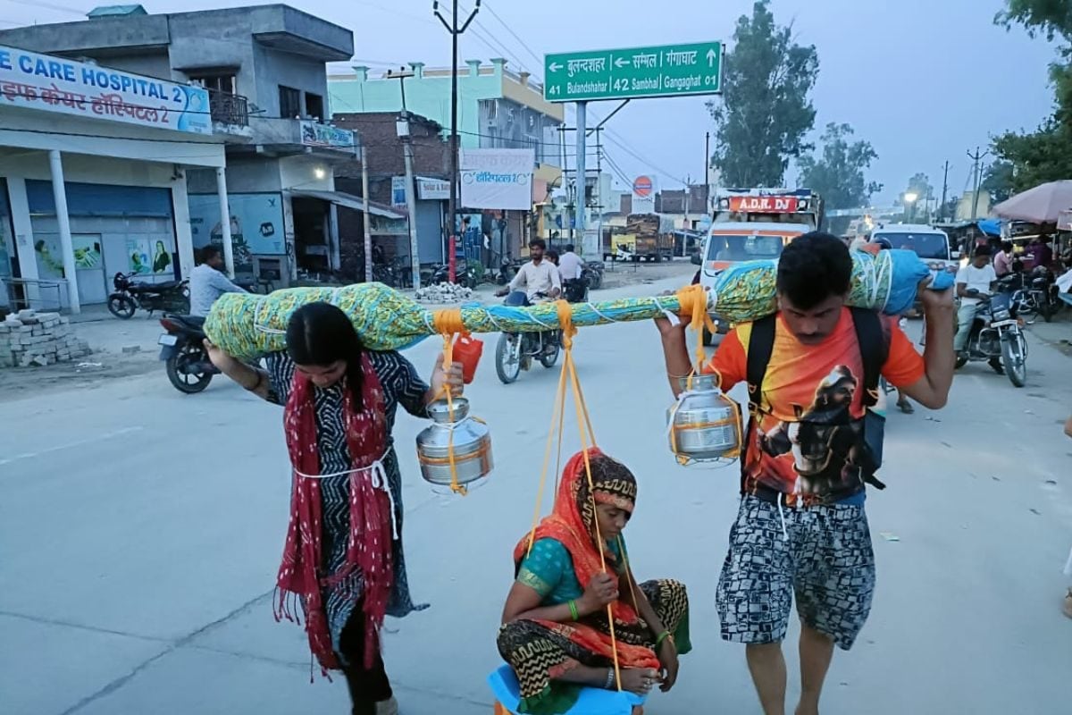 बहु और बेटे ने कावंड़ में बैठाकर मां को कराई यात्रा 6 दिनों में चले 68 km