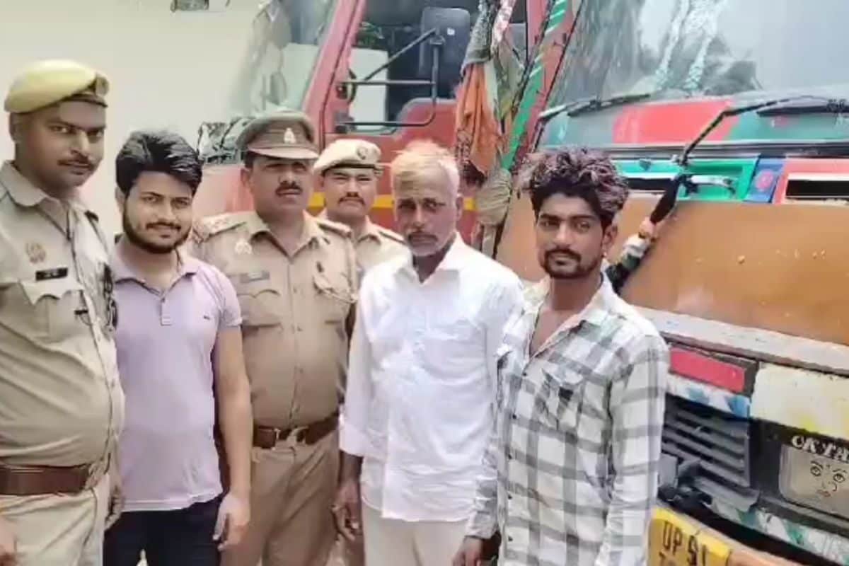 चैकिंग करती पुलिस ने रोका ट्रक पूछा अंदर क्या है बाप बेटा बोले- दाल है साहब