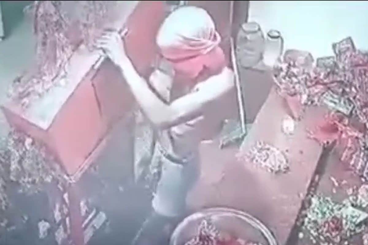 चड्ढी पहनकर मंदिर पहुंचा चोर फिर दानपात्र लेकर हुआ रफूचक्कर CCTV में हुआ कैद