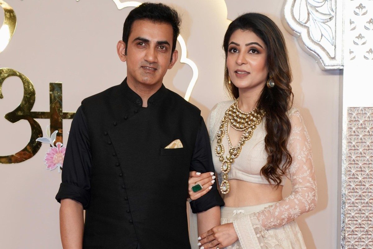 Video: टीम इंडिया के कोच गंभीर की सादगी ने जीता दिल, शादी में पत्नी संग पहुंचे