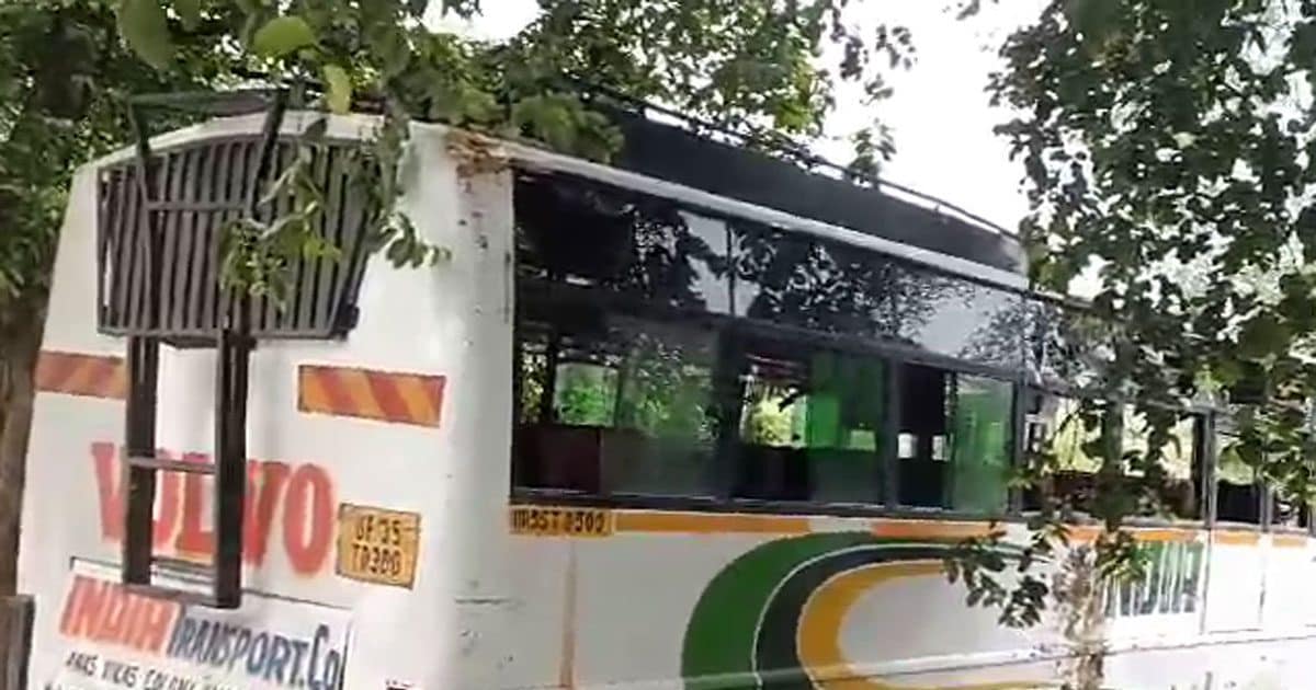 घर के बाहर बैठे लोगों को रौंदते हुए कच्चे मकान में घुसी बस, 4 की मौत