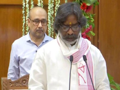 हेमंत सोरेन ने ली झारखंड के मुख्यमंत्री पद की शपथ, तीसरी बार बने प्रदेश के  सीएम -  breaking-news-hemant-soren-takes-oath-as-cm-third-time-became-chief-minister-of-jharkhand-kalpana-soren  ...