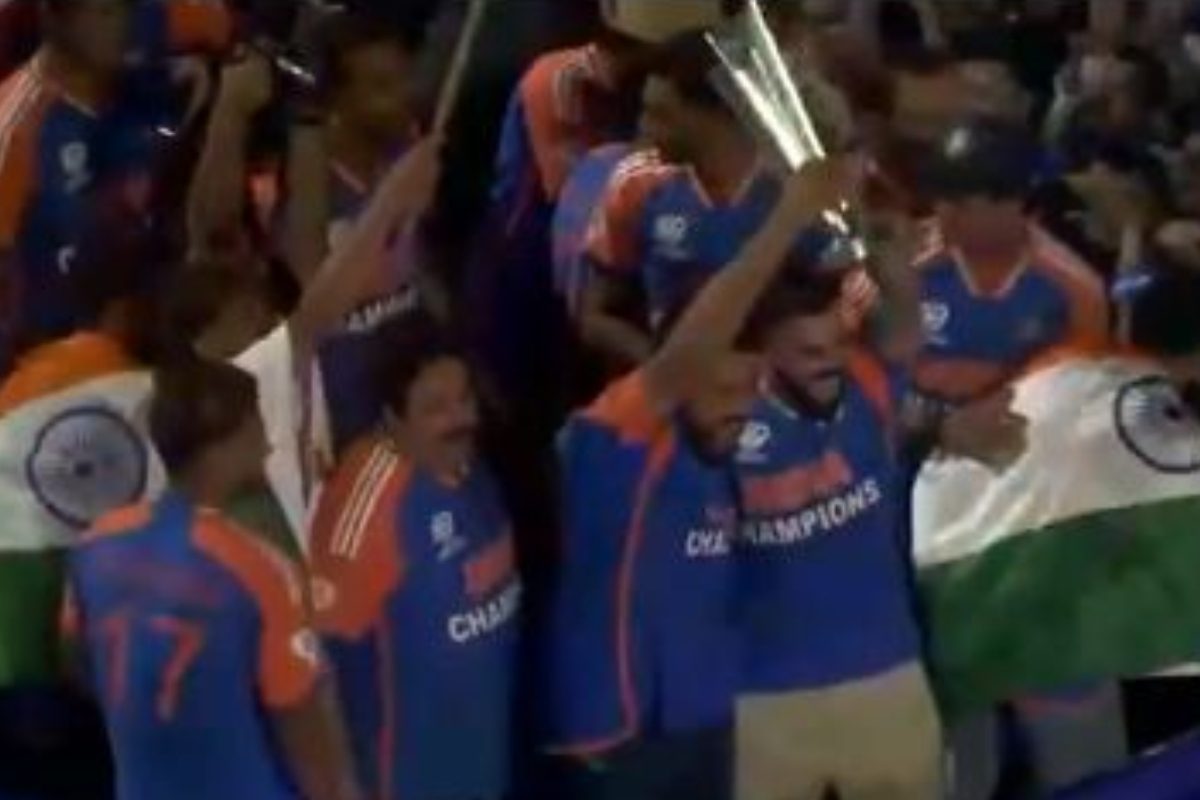 रोहित- विराट का विक्ट्री परेड में दिखा ब्रोमांस, एक साथ लहराई ट्रॉफी