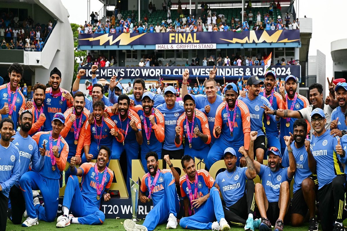 बारबाडोस में फंसी टीम इंडिया, होटल में लाइन लगाकर पेपर प्लेट में खाने को मजबूर