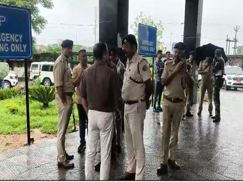 झारखंड की राजधानी रांची में दारोगा की गोली मारकर हत्या कर दी गयी है.