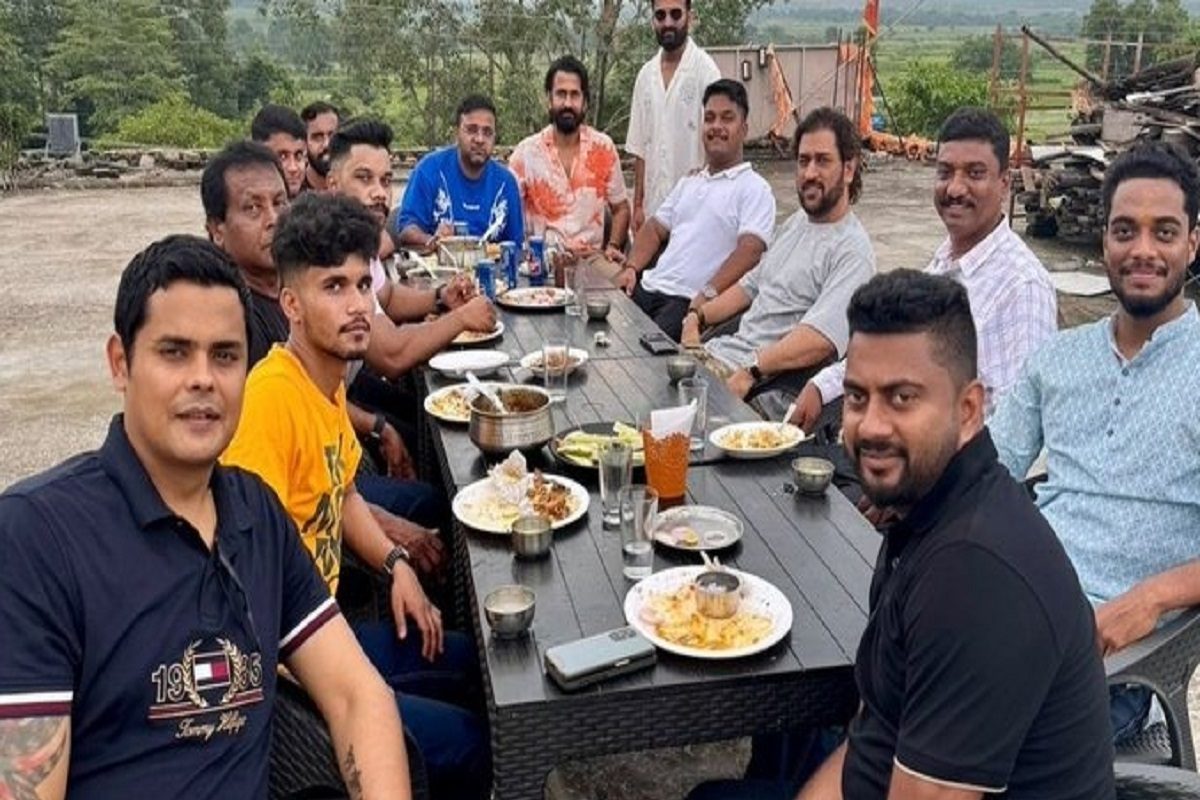 वीकेंड इंज्वॉय करने निकले एमएस धोनी, दोस्तों के साथ बिताया टाइम