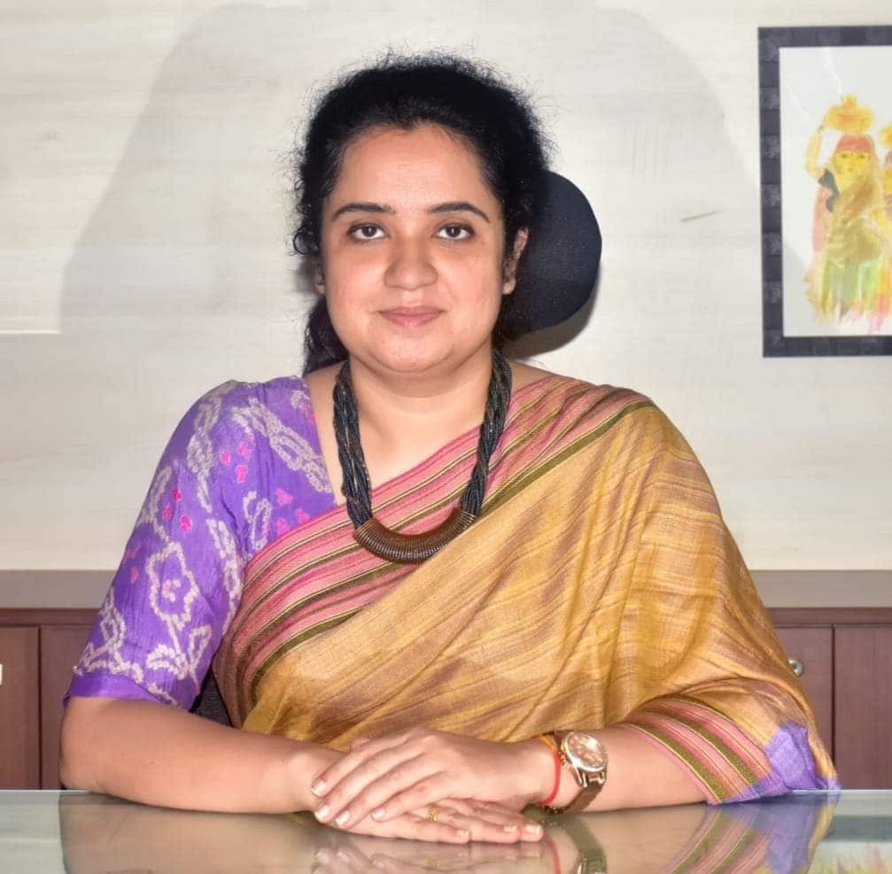 IAS Aditi Garg: मिलिए लंदन रिटर्न लेडी आईएएस से, IES, IRS फिर क्रैक किया  UPSC, अब कलेक्टर हैं अदिति गर्ग