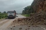 बारिश के चलते ब्यावर-पिंडवाड़ा फोरलेन पर पहाड़ी गिरे पत्थर, आवागमन बाधित
