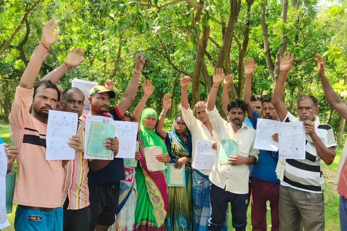 अपने ही खेतों में मजदूरी करने को मजबूर 18 दलित परिवार जमीन पर दबंग का कब्ज़ा