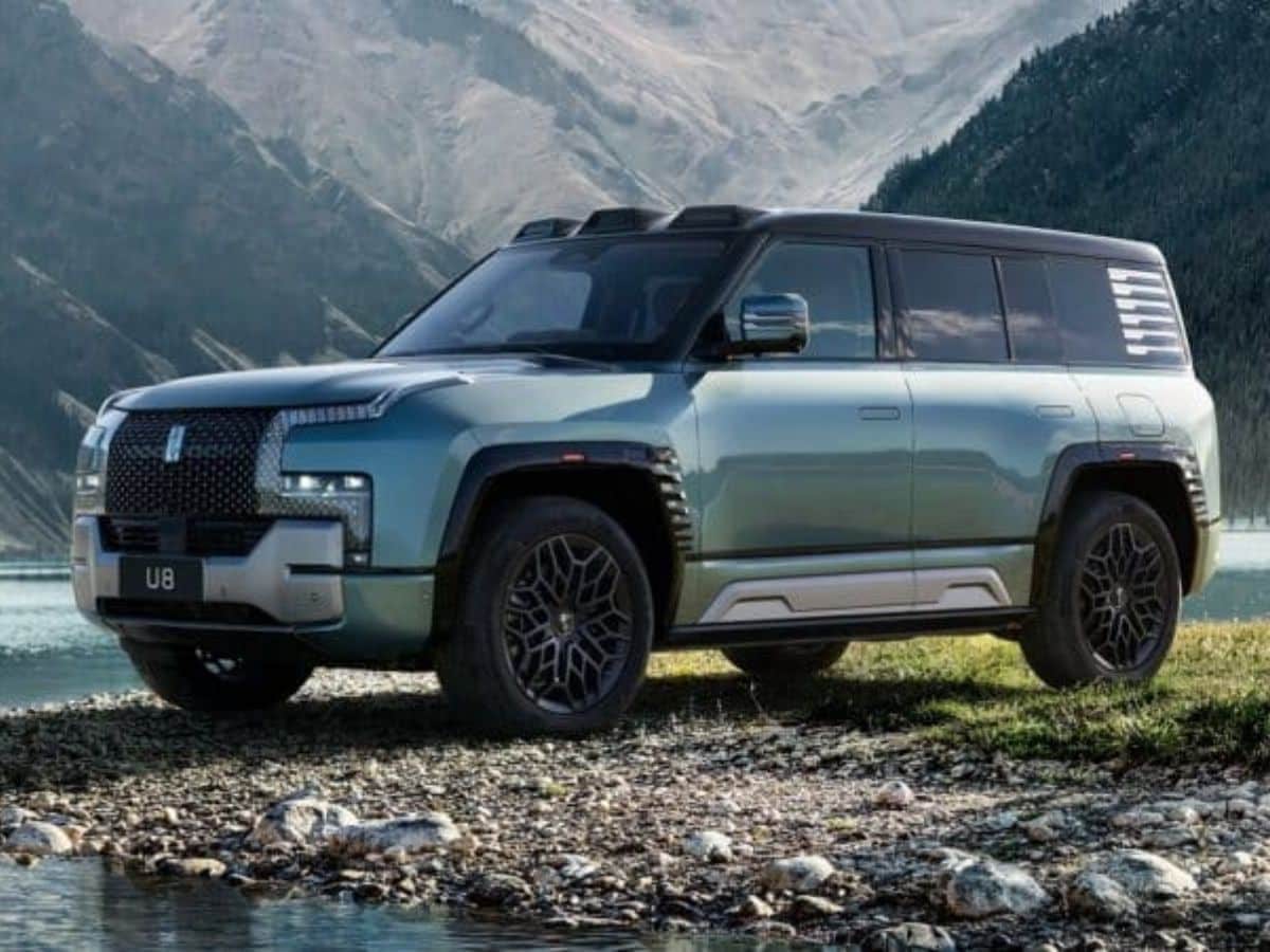 Chinese viral SUV on social media, swimming car, swimming Chinese car, Yangwang swimming car, Yangwang U8 SUV, Yangwang U8 SUV price, Yangwang U8 SUV features, Yangwang U8 SUV engine, Yangwang U8 viral video