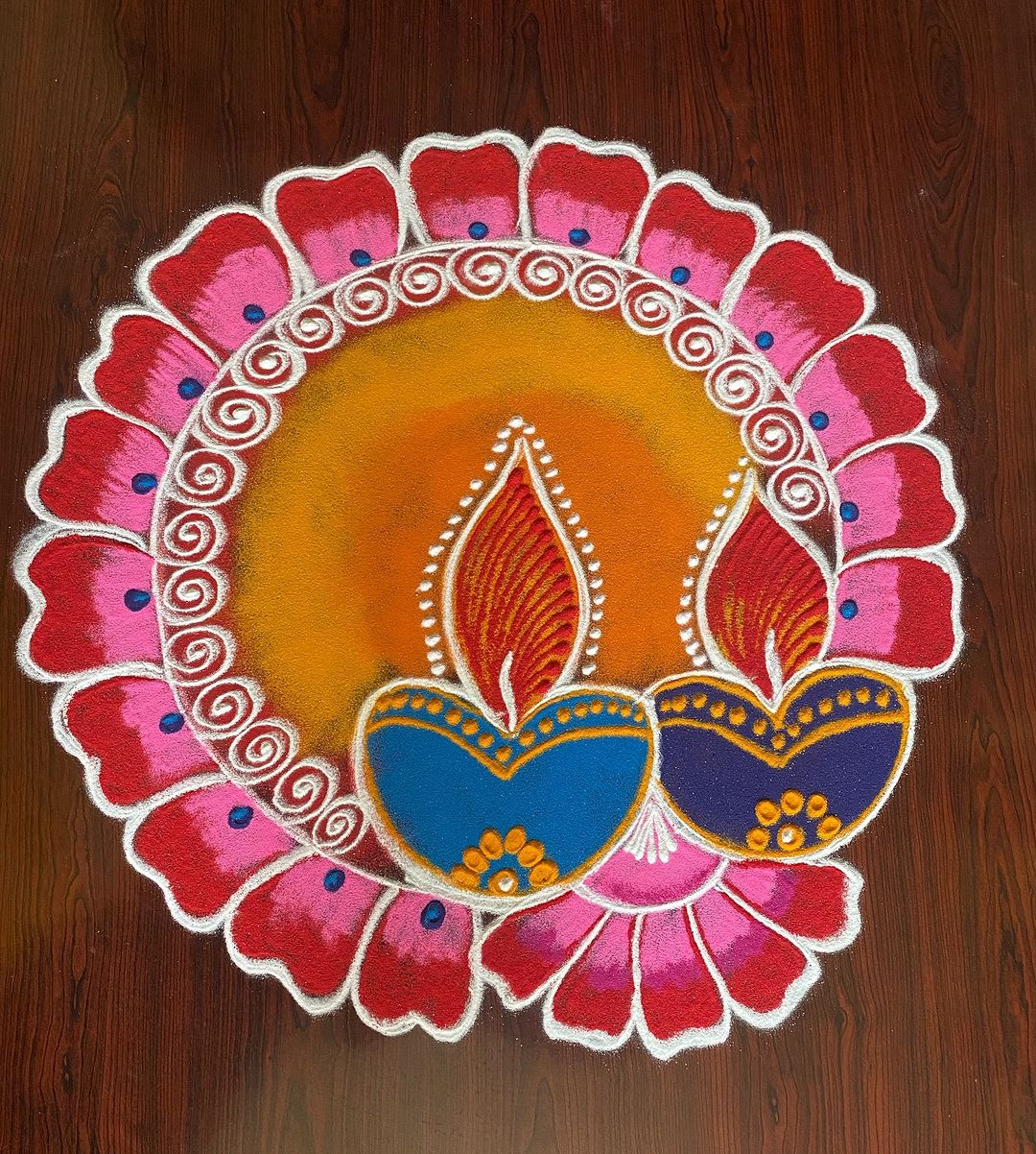 Diwali Rangoli 2024: दिवाली डेकोरेशन में चार-चांद लगाएंगे ये यूनिक डिजाइन वाली रंगोली, चूड़ी, चावल..से सजाएं घर का आंगन