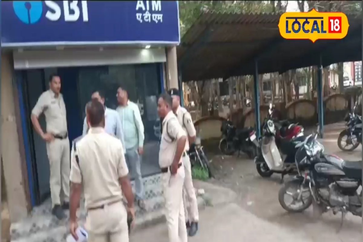 ATM की मरम्मत कर चला गया कर्मचारी, मशीन में लगी रह गई चाबी, फिर जो हुआ…