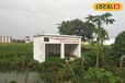रोड से दूर खाईं में बना दिया बस के लिए यात्री प्रतीक्षालय, यात्रियों की प्रतीक्षा में खुद हो रहा कंडम