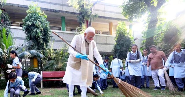 Modi Sweeping सीएम से पीएम तक... नरेंद्र मोदी ने 23 साल में कैसे जनभागीदारी से ...