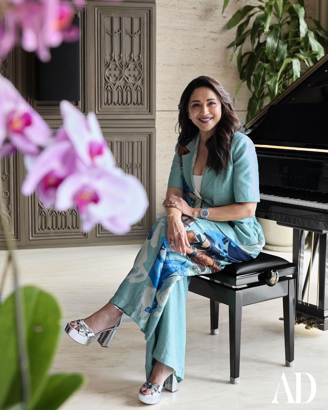 Madhuri Dixit's house is full of fans' gifts, the 53rd floor has a beautiful view, these inside photos are amazing 2 Madhuri Dixit dazzling sea facing 53rd floor Mumbai apartment