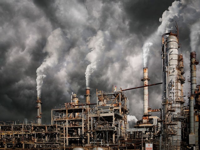 Explainer: फैक्ट्रियों के धुएं के कारण उनके पास अधिक गिरती है बर्फ,  प्रदूषण-बर्फबारी का है गहरा नाता - News18 हिंदी