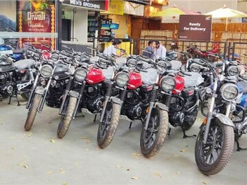 Auto sales remained in top gear, wholesale sales of vehicles crossed 2.5 crore units.