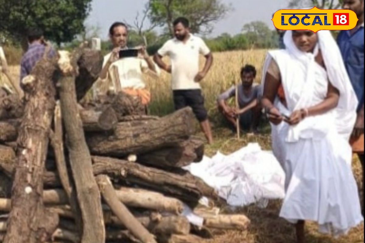 जब अंतिम सफर में अपनों ने छोड़ा साथ, तो पत्नी ने पति को कंधा देकर दी मुखाग्नि