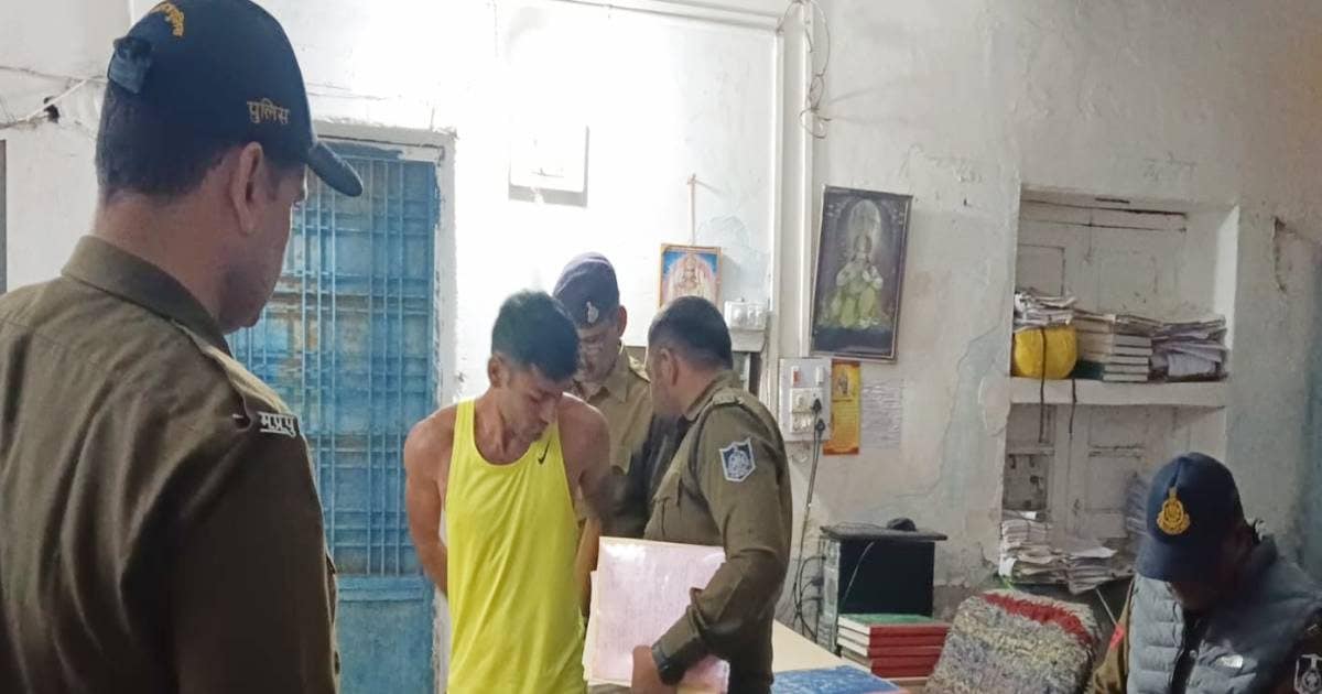 बड़े अरमान से पुलिस भर्ती में शामिल होने वाले लोगों से सिर्फ 1 सवाल पूछा गया, मुंह से ही हुआ गिरफ्तार