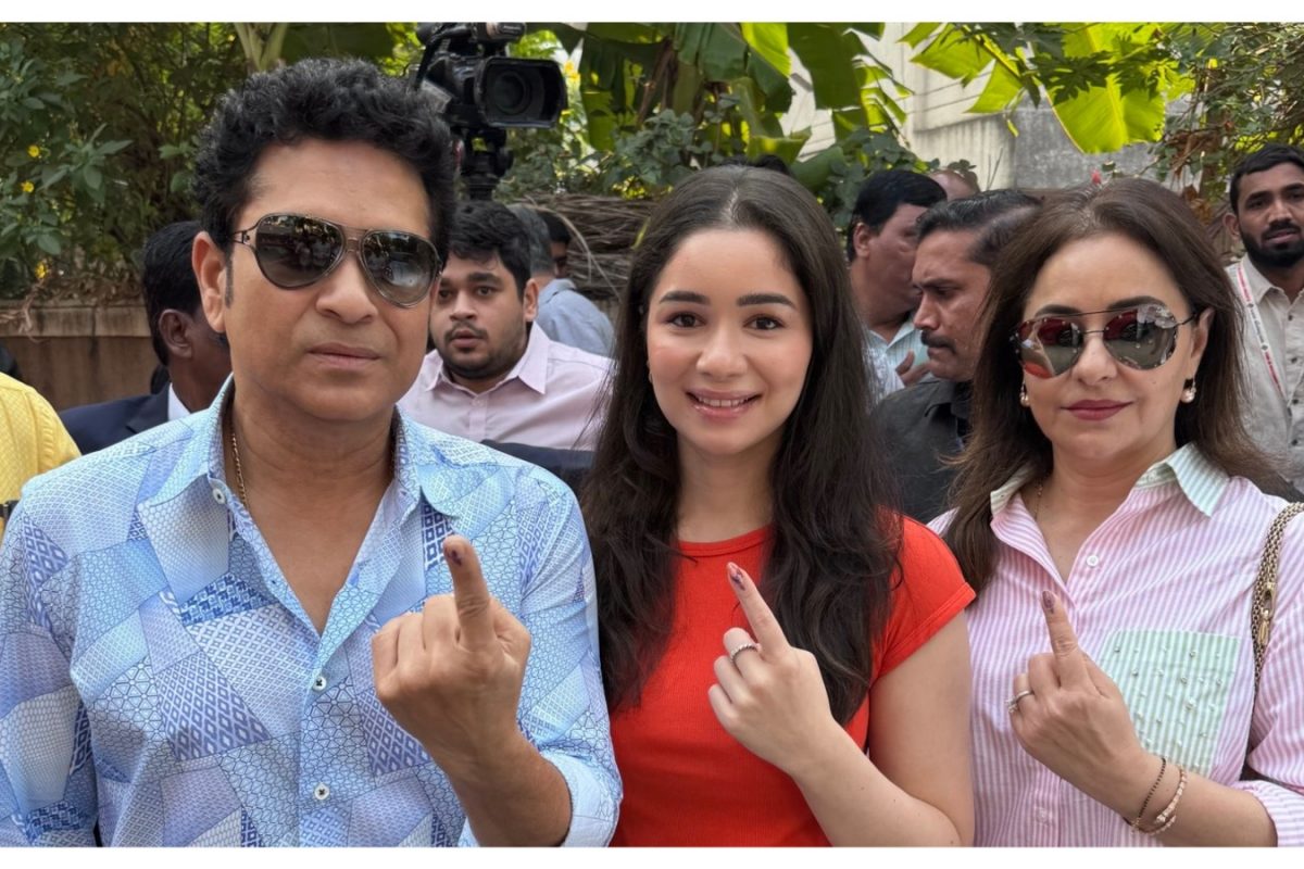 सचिन तेंदुलकर बेटी सारा के साथ पहुंचे वोटिंग करने, लोगों से कर दी खास