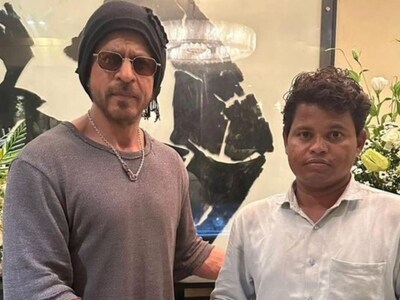 शाहरुख खान ने बर्थडे के 1 दिन बाद फैन का सपना किया पूरा, 95 दिनों से 'मन्नत' के बाहर कर रहा था इंतजार