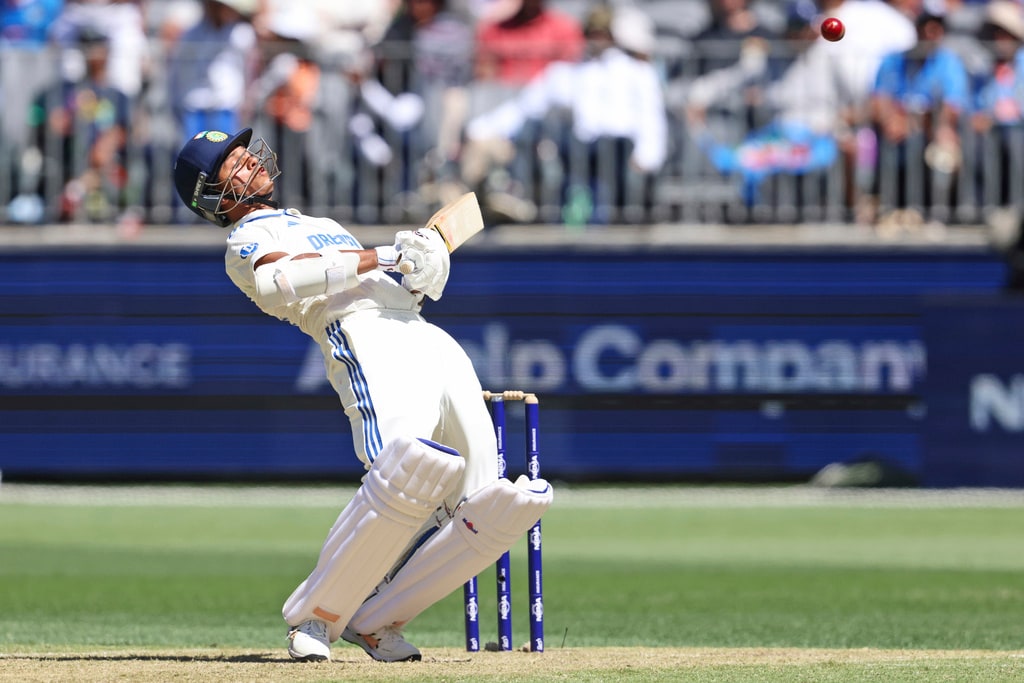 यशस्वी जायसवाल ने पहले निगाहें जमाईं और फिर कंगारुओं की पूरी खबर ली. (AP)