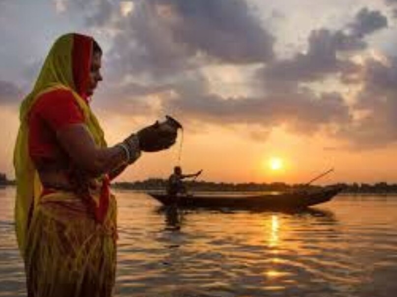 सूर्य को अर्ध्य: छठ पूजा में सूर्य को अर्ध्य देना अनिवार्य है, इसके बिना आपकी पूजा पूर्ण नहीं हो सकती. खरना के अगले दिन डूबते सूर्य को अर्ध्य देते हैं और उसके अगली सुबह उगते सूर्य को अर्ध्य देकर पारण करते हैं. (Canva) सूर्य को अर्ध्य: छठ पूजा में सूर्य को अर्ध्य देना अनिवार्य है, इसके बिना आपकी पूजा पूर्ण नहीं हो सकती. खरना के अगले दिन डूबते सूर्य को अर्ध्य देते हैं और उसके अगली सुबह उगते सूर्य को अर्ध्य देकर पारण करते हैं. (Canva)