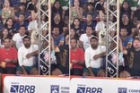 VIDEO: दर्शक बनकर मैच देखने लगा कुत्ता, बनाया ऐसा चेहरा, देखकर होंगे हैरान