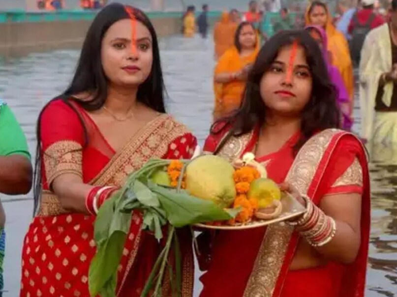 पीला या भाखरा सिंदूर: छठ पूजा में व्रती सुहागन महिलाएं पीला सिंदूर लगाती हैं. पीले सिंदूर को भाखरा सिंदूर भी कहते हैं. सिंदूर को सौभाग्य का प्रतीक माना जाता है, इस वजह से महिलाएं हर व्रत और त्योहार में पीला सिंदूर लगाती हैं.  (Canva)