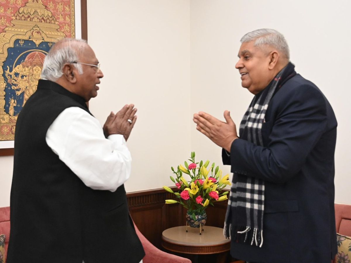 jagdeep Dhankhar , mallikarjun Kharge , jagdeep Dhankhar met mallikarjun Kharge in parliament , mallikarjun Kharge withdraw no confidence motion , rajya sabha news , parliament news , mallikarjun meeting Kharge news , Dhankhar news , Dhankhar met kharge news , जगदीप धनखड़ , मल्लिकार्जुन खरगे , धनखड़ से मिले मल्लिकार्जुन खड़गे , संसद का शीतकालीन सत्र न्यूज