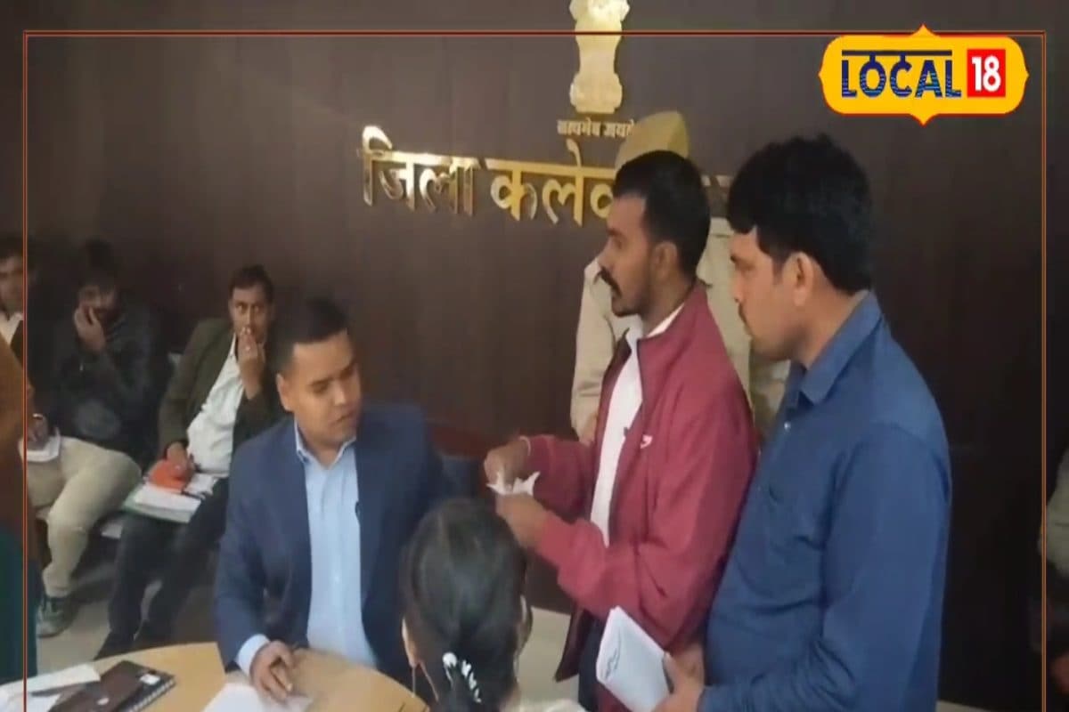 कलेक्टर के सामने युवाओं की पहले गांधीगिरी, फिर बने भगत सिंह, जानें माजरा