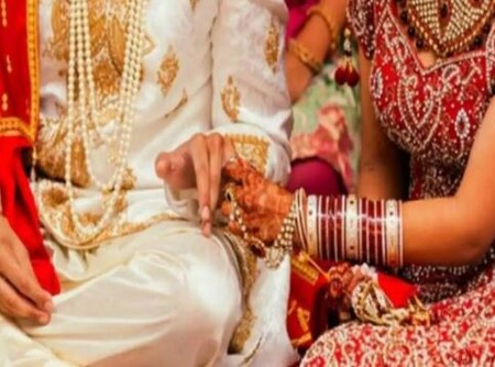 मामला झारखंड देवघर के घोरमारा का है. शादी का कार्यक्रम घोरमारा के सुखारी मंडल गार्डन में था. जबरदस्त ठंड पड़ रही थी इसी दौरान देवघर के घोरमारा निवासी अनुज की शादी भागलपुर की एक लड़की के साथ होने ही वाली थी. लड़की पक्ष के लोग ही शादी के लिए भागलपुर से पहुंचे थे. खुशियों का माहौल था, गाजे-बाजे बज रहे थे. बारात बड़ी धूमधाम से आ गई थी. वर और वधू पक्ष के लोगों ने खूब डांस किया, धमाल किया, लेकिन मैरिज गार्डन में खुले आसमान के नीचे ठंड का कहर भी बढ़ता गया. इस बीच शादी की तैयारी चल रही थी.