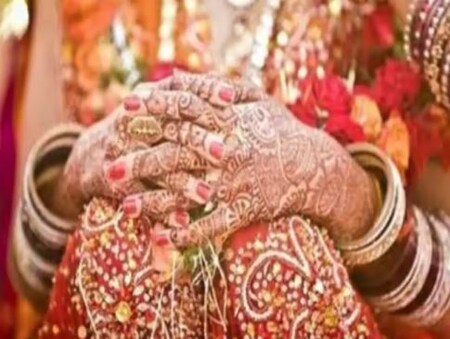 वर वधु को सोफे पर बिठा दिया गया था, लेकिन खुले आसमान के नीचे काफी देर रहने पर दूल्हा कंपकंपाने लगा. थोड़ी देर में वह बेहोश होकर गिर भी पड़ा तो वहां हड़कंप मच गया. आनन-फानन में डॉक्टर को बुलाया गया. डॉक्टर ने तत्काल प्राथमिक इलाज किया और इंजेक्शन वगैरह लगाये तो दूल्हे को होश भी आ गया. डॉक्टर ने यह भी बताया कि सुबह से खाली पेट रहने के कारण ठंड लग गई. जिसके कारण दूल्हे की तबीयत बिगड़ गई. दूल्हे के होश में आने के बाद शादी की रस्म दोबारा शुरू करने की तैयारी होने लगी, लेकिन दुल्हन ने शादी से साफ इनकार कर दिया.