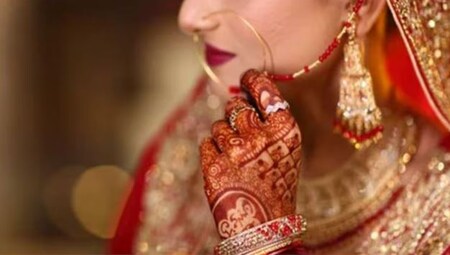 यहां शादियों की खुशियां अचानक गम में तब्दील हो गई. दुल्हन ने शादी से खुतेआम इनकार कर दिया. वजह जानेंगे तो आप भी हैरान रह जाएंगे. दरअसल, ठंड के कारण दूल्हा बेहोश हो गया तो दुल्हन जिद पर अड़ गई कि अब इस दूल्हे से शादी नहीं करूंगी. विवाद भी खूब हुआ तो मौके पर पुलिस भी पहुंच गई. पुलिस ने दोनों परिवारों को समझने का अथक प्रयास किया, लेकिन दुल्हन शादी के लिए तैयार ही नहीं हुई. दरअसल, दुल्हन पक्ष के लोग इस बात को कहने लगे कि लड़के को कोई ना कोई गंभीर बीमारी है. बात आगे बढ़ती गई और विवाद भी बढ़ता गया. लड़की वाले इनकार करते रहे और अंत में शादी टूट गई.